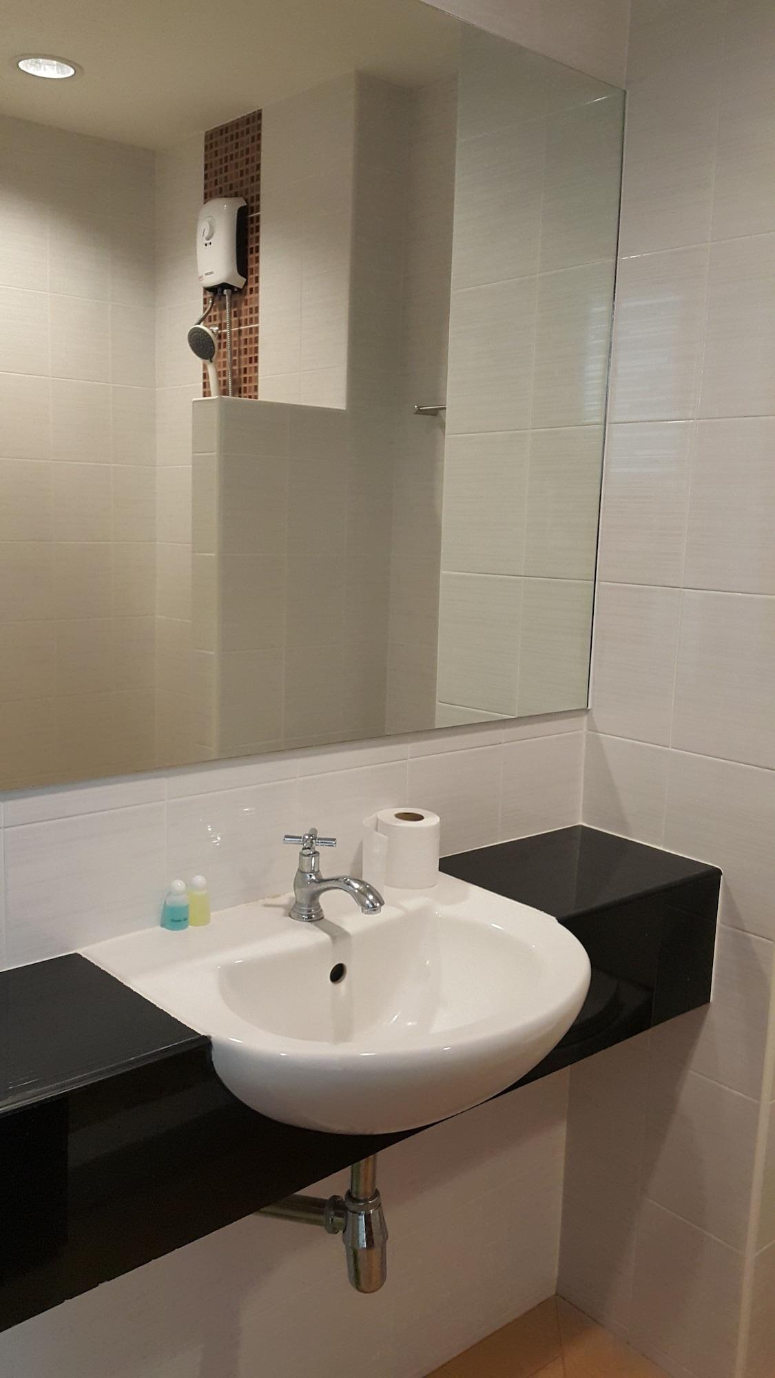 B Space Residence Nong Prue Bagian luar foto