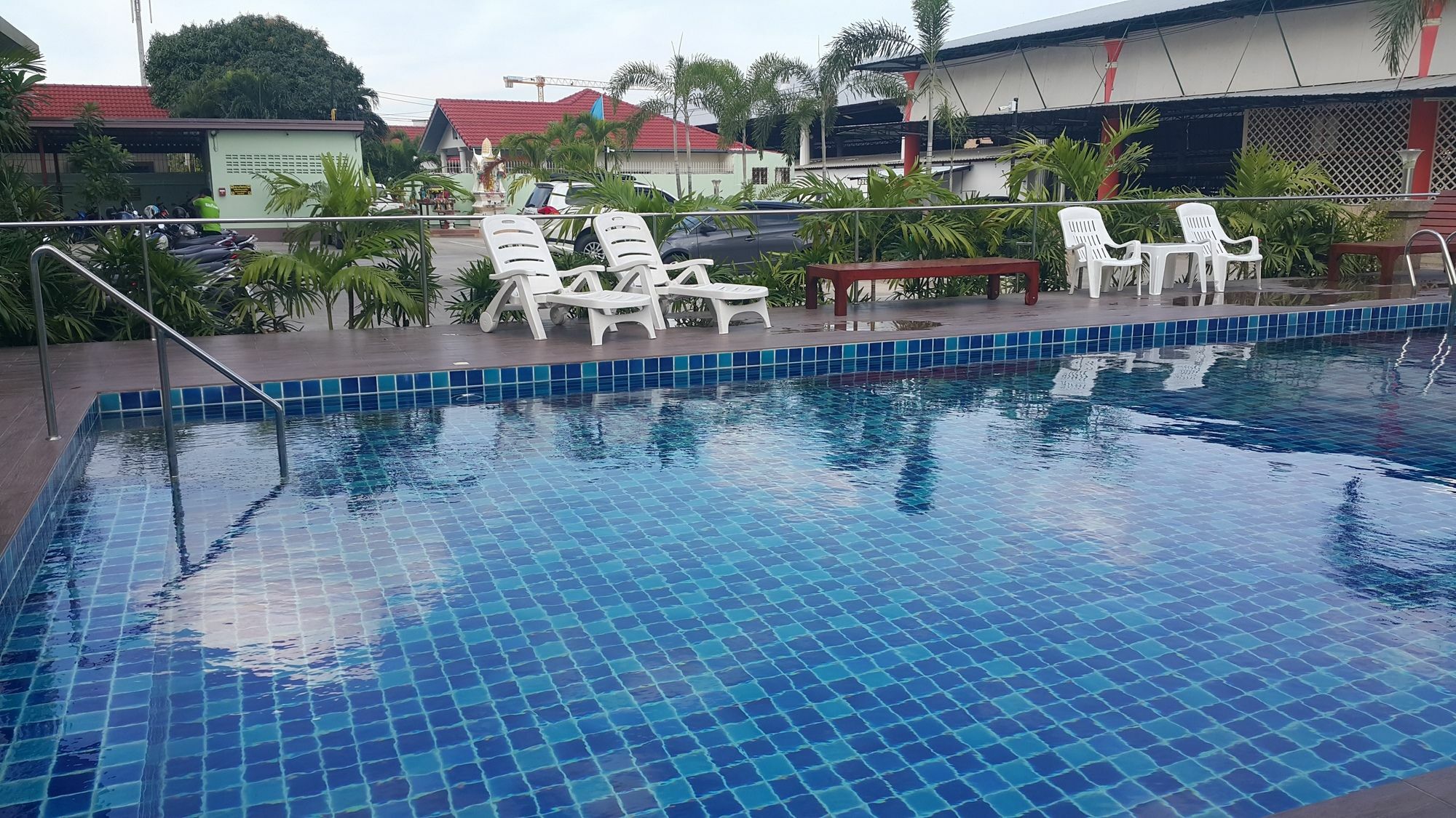 B Space Residence Nong Prue Bagian luar foto
