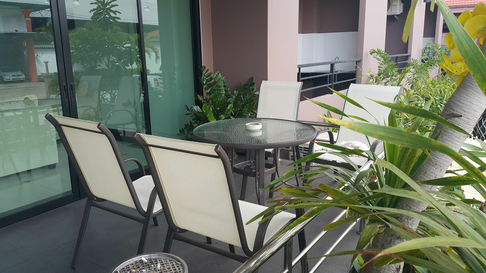 B Space Residence Nong Prue Bagian luar foto
